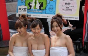 偷拍粉嫩25位美女厕所图片_迅雷下载电影