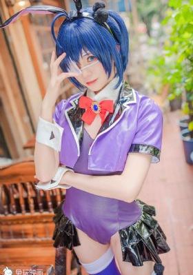 小雪被体育老师抱到仓库_电影无删减版